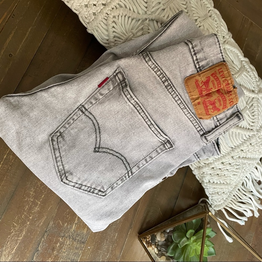 Levi’s white washed grey straight slim jeans.